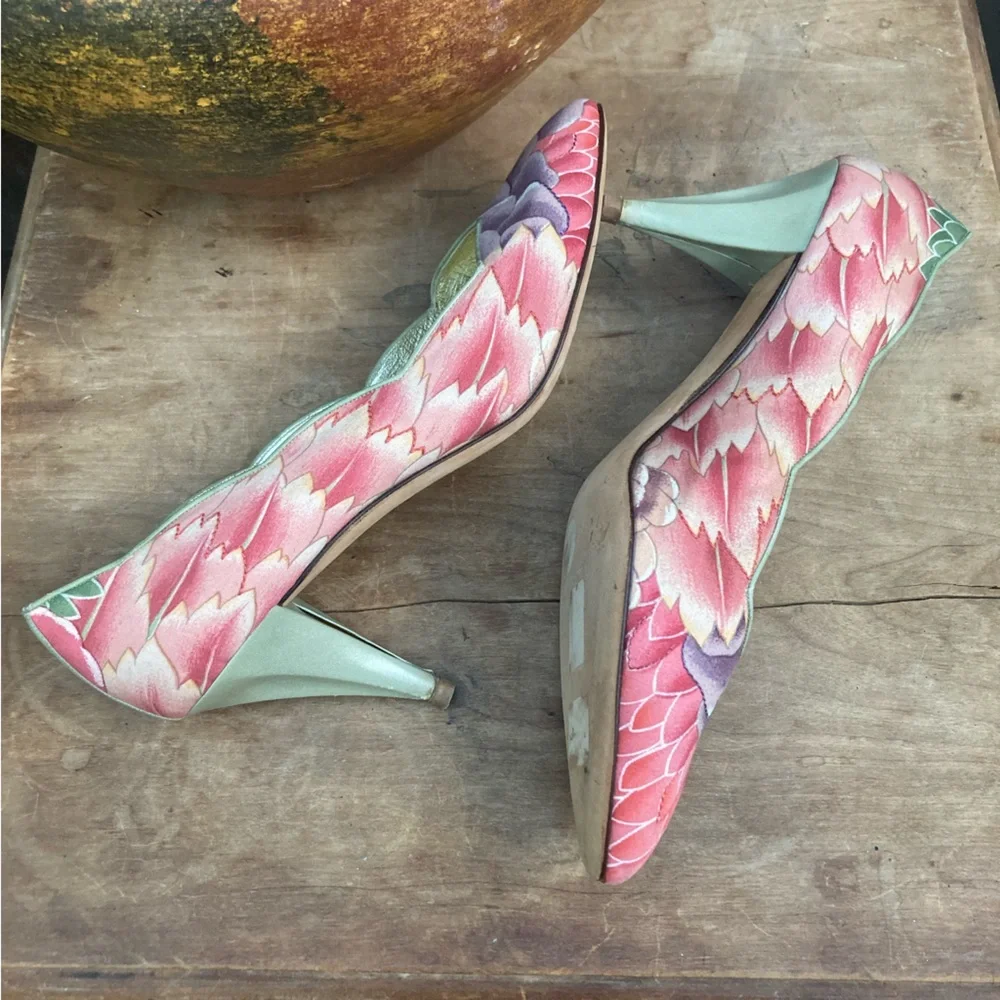 Paul Mayer Heals Stunning feather print! kitten heal pastel size 9‎